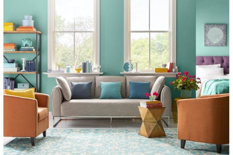 Kleurrijke woonkamer met turquoise muren en okergele accenten