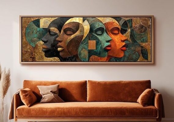 Ingelijst abstract gezichtenschilderij boven een moderne bruine sofa