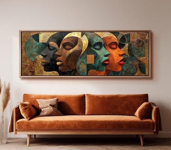Ingelijst abstract gezichtenschilderij boven een moderne bruine sofa